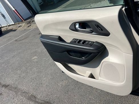 Used 2023 Chrysler Pacifica Touring-L FWD image 13