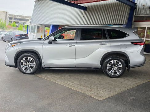 Used 2024 Toyota Highlander XLE AWD/4WD image 8