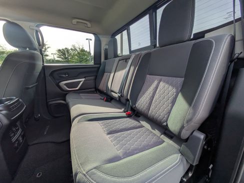 Used 2023 Nissan Titan SV w/ SV Convenience Package RWD image 13