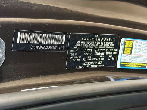 Used 2025 Kia Carnival FWD image 34