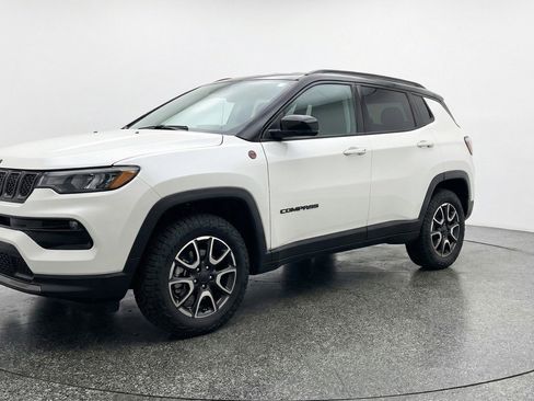 Used 2025 Jeep Compass Trailhawk AWD/4WD image 3