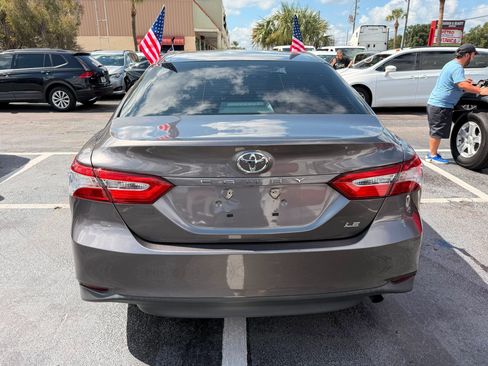 Used 2018 Toyota Camry LE w/ Moonroof Package FWD image 5