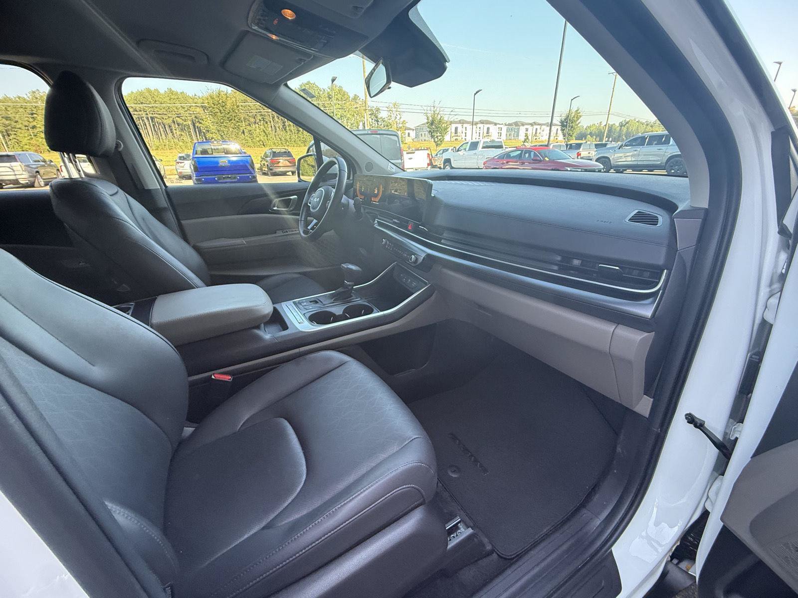 Used 2025 Kia Carnival FWD image 19