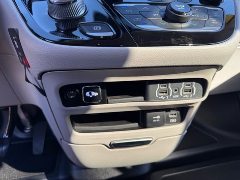 Used 2022 Chrysler Pacifica Touring-L image 15