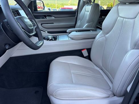 Used 2024 Jeep Wagoneer L Series II w/ Flexible Seating Group RWD image 13