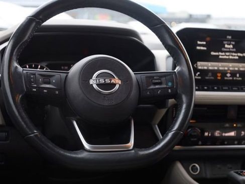 Used 2023 Nissan Rogue SV image 9