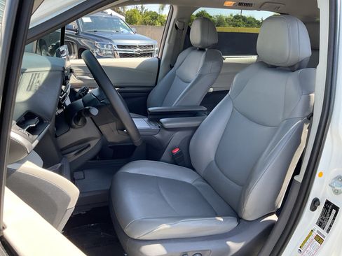 Used 2021 Toyota Sienna XLE FWD image 16