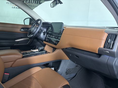 Used 2025 Nissan Pathfinder Platinum AWD/4WD image 35
