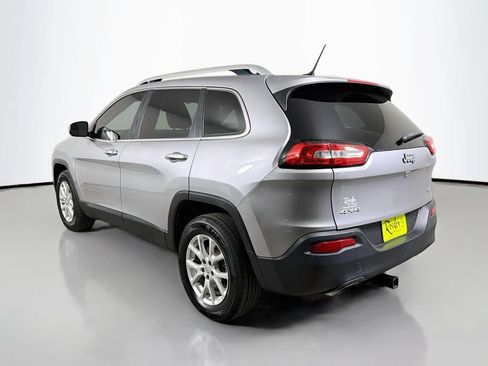 Used 2018 Jeep Cherokee Latitude w/ Cold Weather Group AWD/4WD image 8