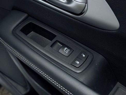 Used 2025 Chrysler Pacifica Limited FWD image 18