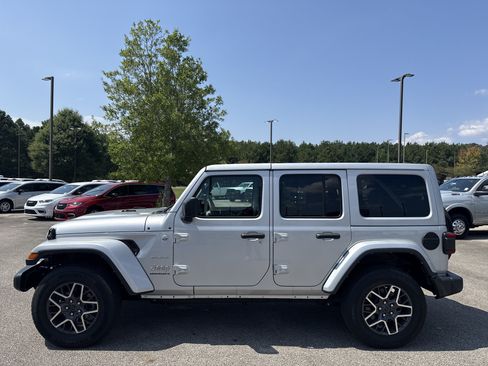 Used 2024 Jeep Wrangler Unlimited Sahara AWD/4WD image 4