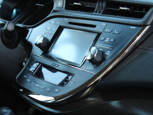 Used 2018 Toyota Avalon XLE image 6