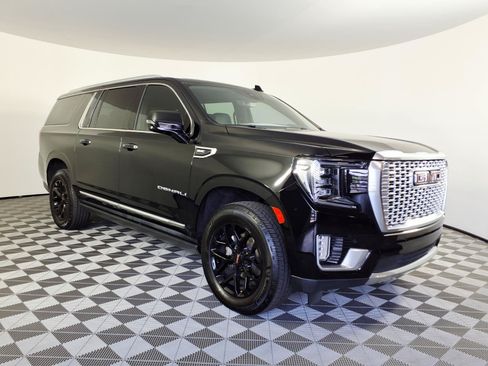 Used 2021 GMC Yukon XL Denali w/ Denali Premium Package AWD/4WD image 3