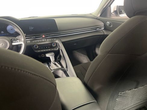 Used 2025 Hyundai Elantra SEL image 17