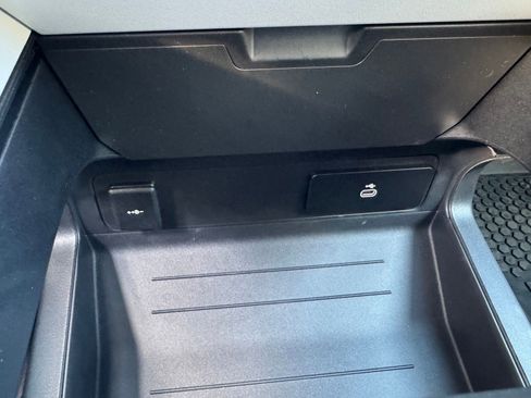 New 2026 Land Rover Defender 110 X-Dynamic SE image 14