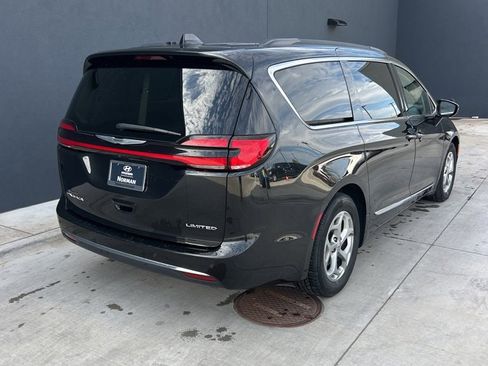 Used 2023 Chrysler Pacifica Limited image 4