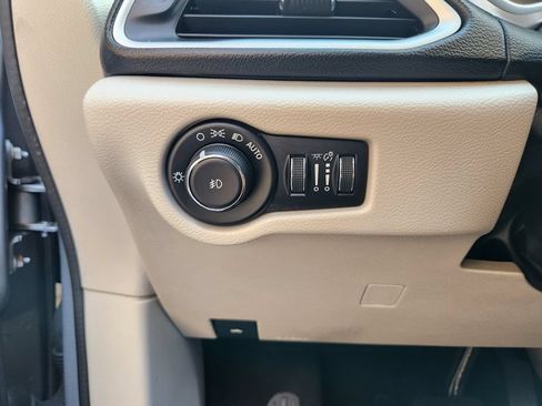 Used 2018 Chrysler Pacifica Touring-L FWD image 23