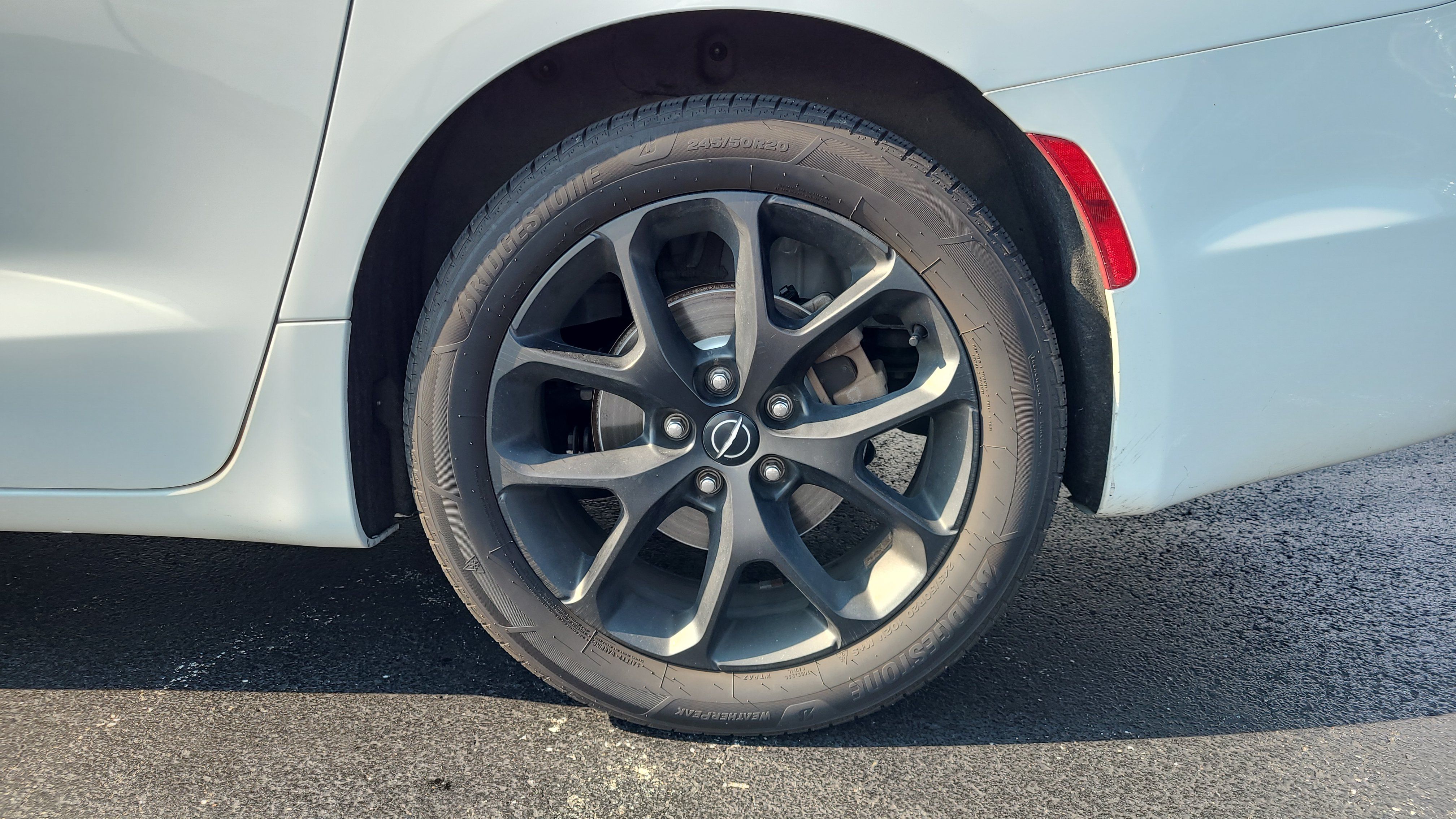 Used 2025 Chrysler Pacifica Limited FWD image 19