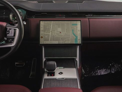 Used 2025 Land Rover Range Rover SE image 19