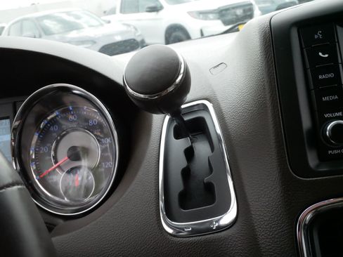 Used 2015 Chrysler Town & Country Touring-L w/ Driver Convenience Group FWD image 24
