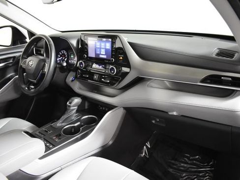 Used 2020 Toyota Highlander XLE AWD/4WD image 37