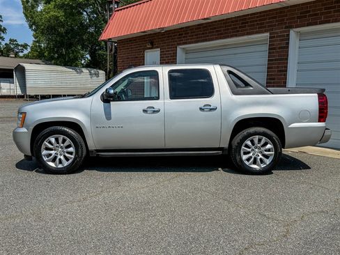 Used 2010 Chevrolet Avalanche LT w/ Luxury Package RWD image 18