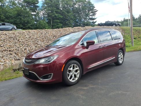 Used 2017 Chrysler Pacifica Touring-L w/ Tire & Wheel Group FWD image 2