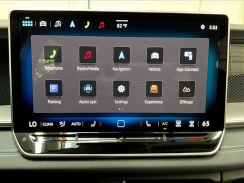 Used 2025 Volkswagen Tiguan SE w/ Panoramic Sunroof Package image 36