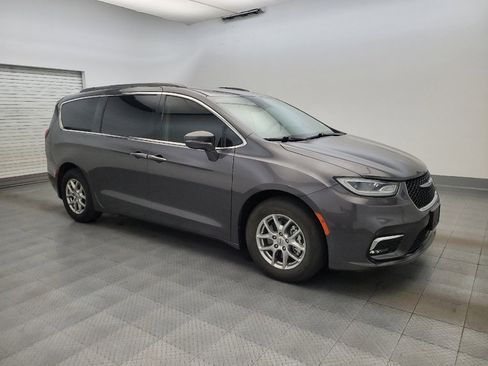 Used 2021 Chrysler Pacifica Touring FWD image 11