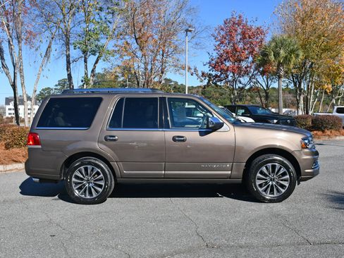 Used 2017 Lincoln Navigator Select image 5