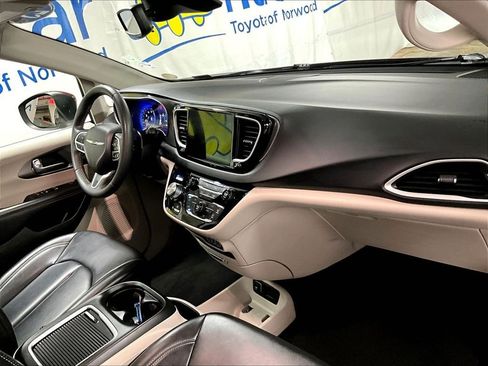 Used 2023 Chrysler Pacifica Touring-L FWD image 14