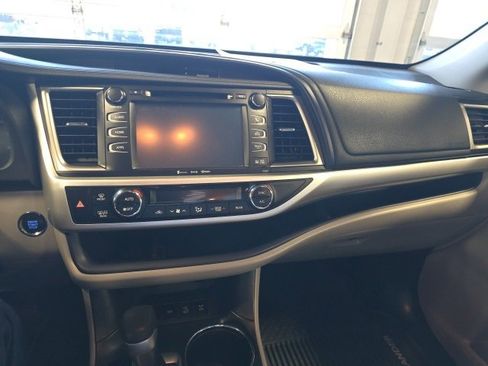 Used 2019 Toyota Highlander XLE image 10