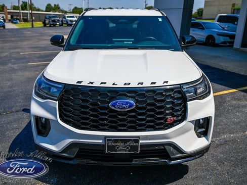 Used 2025 Ford Explorer ST image 2