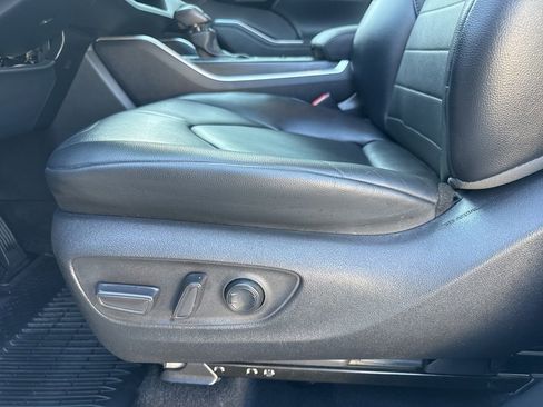 Used 2020 Toyota Highlander XLE image 22