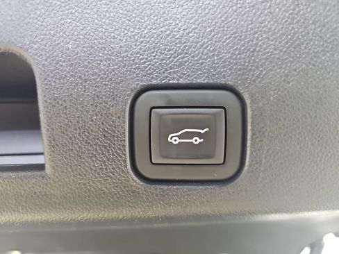 Used 2025 Chevrolet Traverse LT w/ Driver Confidence Package AWD/4WD image 18