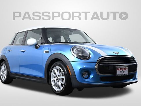Used 2019 MINI Cooper 4-Door Hardtop w/ Signature Upholstery Package image 3