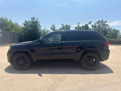 Used 2018 Jeep Grand Cherokee Altitude RWD image 2