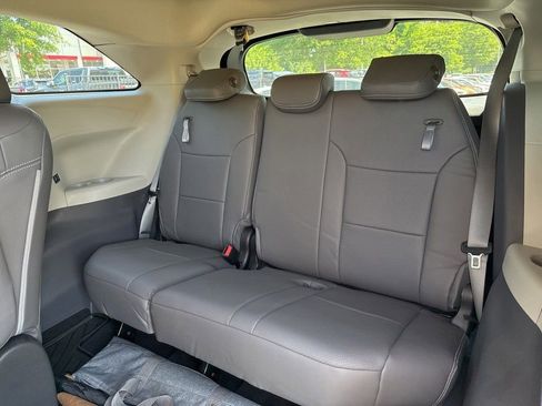 Used 2023 Toyota Sienna LE FWD image 11