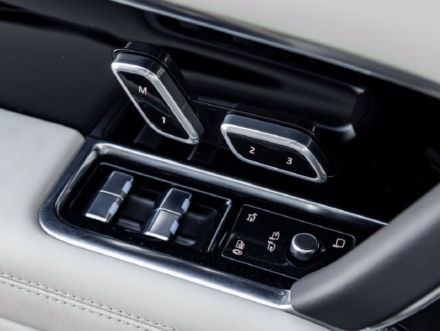 New 2026 Land Rover Range Rover Autobiography AWD/4WD image 27