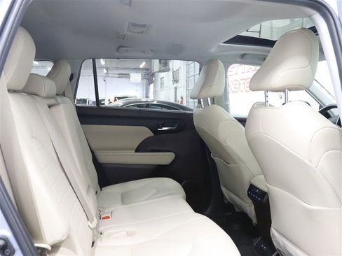 Used 2020 Toyota Highlander XLE AWD/4WD image 20