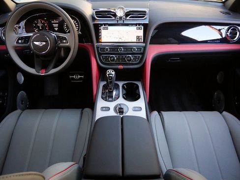Used 2025 Bentley Bentayga Extended Wheelbase AWD/4WD image 4