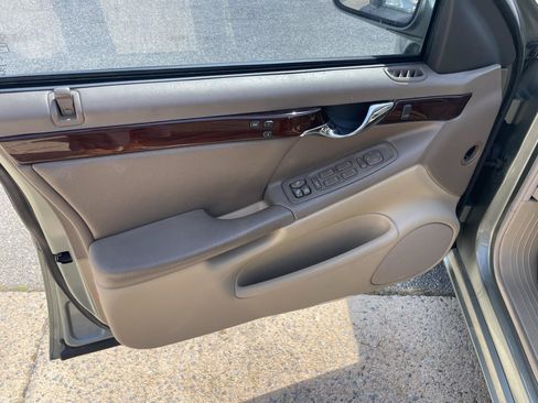 Used 2005 Cadillac De Ville DTS w/ Equipment Group FWD image 30