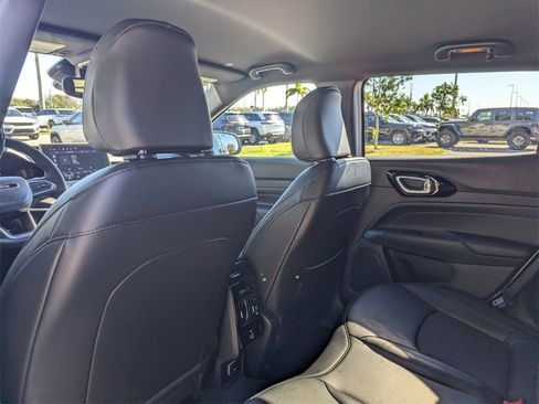 New 2026 Jeep Compass Latitude image 9