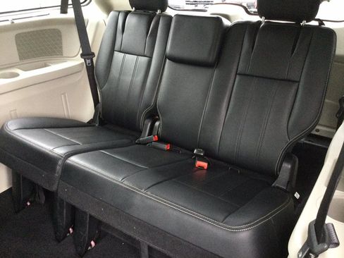 Used 2015 Chrysler Town & Country Touring w/ Driver Convenience Group FWD image 21