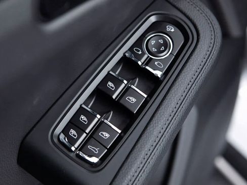 Certified 2025 Porsche Macan image 19