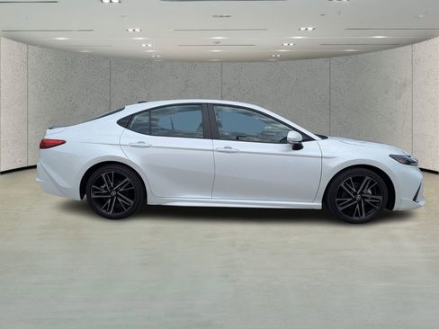 Used 2025 Toyota Camry LE image 2