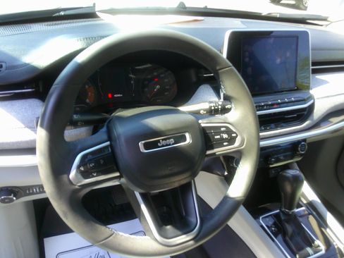 Used 2022 Jeep Compass Latitude FWD image 9