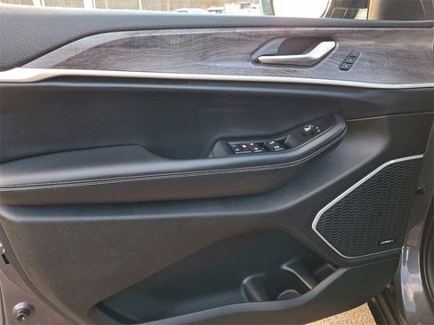 Used 2022 Jeep Grand Cherokee Limited image 13