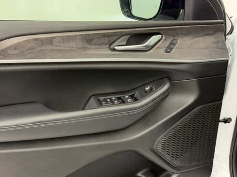 Used 2024 Jeep Grand Cherokee L Limited image 25