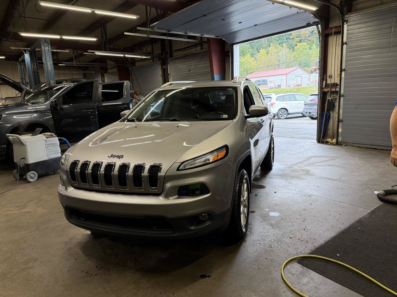 Used 2018 Jeep Cherokee Latitude Plus w/ Comfort/Convenience Group AWD/4WD image 1